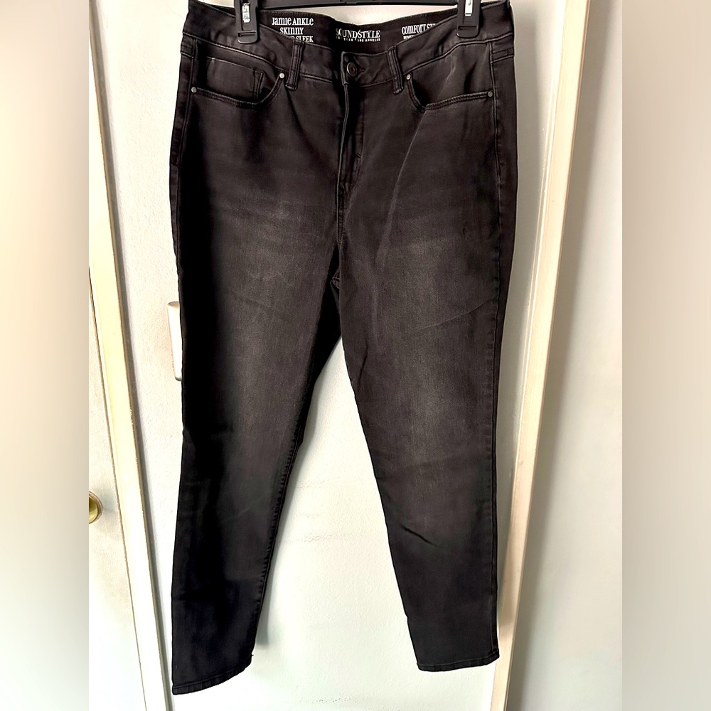 Women’s black skinny jeans